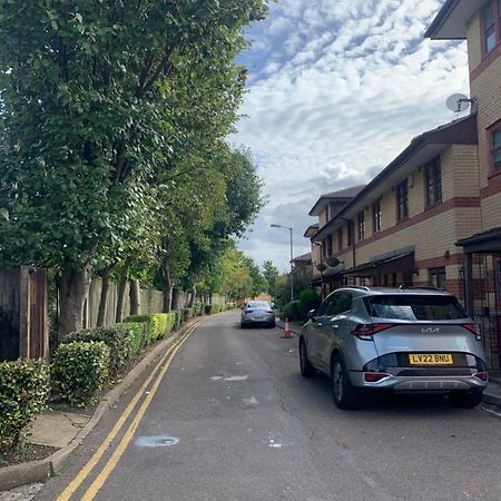 Large, Spacious 3 Bedroom Sleeps 6, Apartment For Contractors And Holidays In Lewisham, Greater London - 1 Free Parking Space & Free Wifi Екстер'єр фото