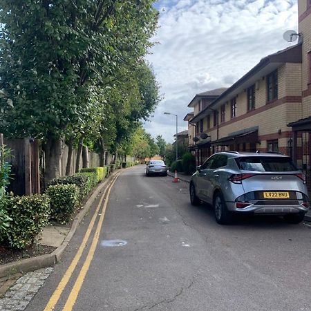 Large, Spacious 3 Bedroom Sleeps 6, Apartment For Contractors And Holidays In Lewisham, Greater London - 1 Free Parking Space & Free Wifi Екстер'єр фото